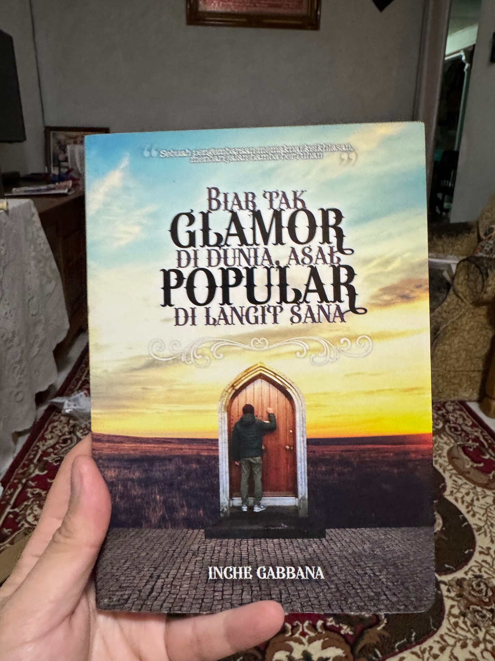 Biarkan Tak Glamour di Dunia, Asal Popular di Langit Sana